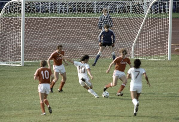 Футболисты сборных СССР и Венесуэлы во время матча на XXII Олимпийских играх в Москве, 1980 год - Sputnik Армения