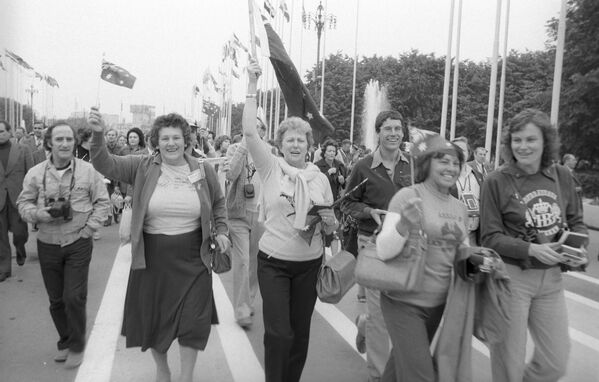 Иностранные туристы — гости XXII летних Олимпийских игр на стадионе Лужники в Москве, 1980 год - Sputnik Армения