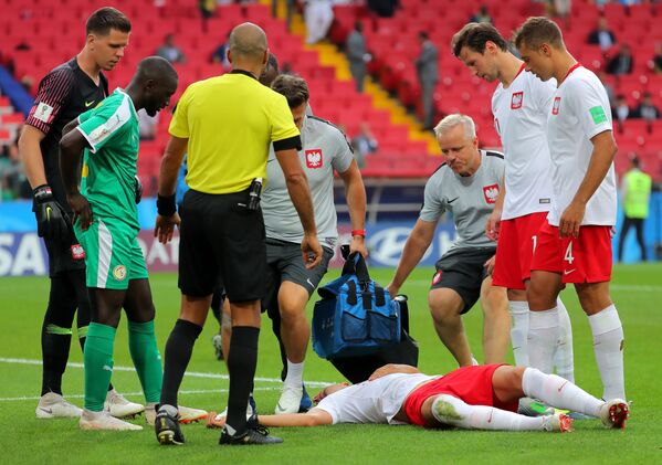 Ян Беднарек получает травму в матче группового этапа чемпионата мира по футболу между сборными Польши и Сенегала, 2018 год - Sputnik Армения