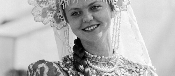 Жительница Москвы в русском национальном костюме участвует в церемонии награждения победителей XXII Олимпийских игр, 1980 год - Sputnik Армения