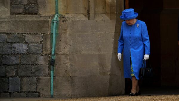 Королева Великобритании Елизавета II готовится приветствовать президента и первую леди США Дональда и Меланию Трамп по прибытии в Виндзорский замок (13 июля 2018). Виндзор - Sputnik Армения