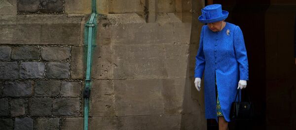 Королева Великобритании Елизавета II готовится приветствовать президента и первую леди США Дональда и Меланию Трамп по прибытии в Виндзорский замок (13 июля 2018). Виндзор - Sputnik Армения