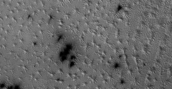 Снимок поверхности Марса сделанный с помощью автоматической многофункциональной межпланетной станции Mars Reconnaissance Orbiter Снимок поверхности Марса сделанный с помощью автоматической многофункциональной межпланетной станции Mars Reconnaissance Orbiter - Sputnik Армения