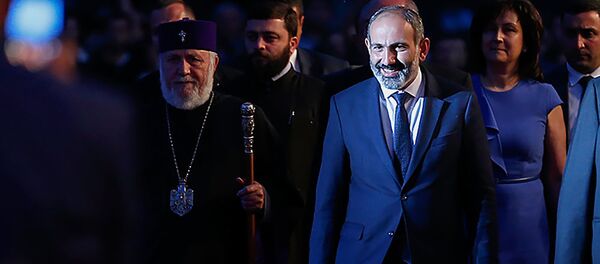 Премьер-министр Армении Никол Пашинян и Католикос Гарегин II на праздничном концерте, приуроченном к 100-летию провозглашения Первой Республики (28 мая 2018). Еревaн - Sputnik Армения