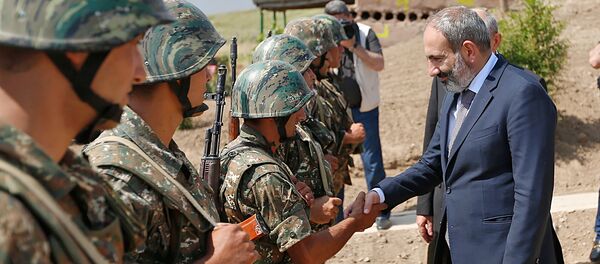 Премьер-министр Армении Никол Пашинян посетил воинкую часть (16 июня 2018). Карабах Премьер-министр Армении Никол Пашинян посетил воинкую часть (16 июня 2018). Карабах - Sputnik Армения