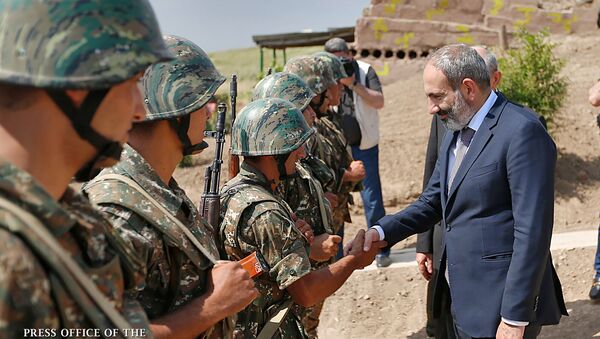 Премьер-министр Армении Никол Пашинян посетил воинкую часть (16 июня 2018). Карабах - Sputnik Армения