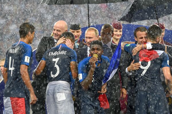 Президент ФИФА Джанни Инфантино, президент РФ Владимир Путин, президент Франции Эммануэль Макрон поздравляют игроков сборной Франции с победой в чемпионате мира по футболу 2018 - Sputnik Армения