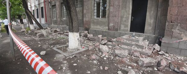 Обрушенное здание на улице Аршакуняц (16 июля 2018). Еревaн - Sputnik Армения