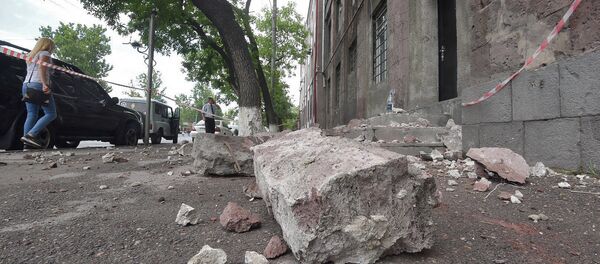 Обрушенное здание на улице Аршакуняц (16 июля 2018). Еревaн Обрушенное здание на улице Аршакуняц (16 июля 2018). Еревaн - Sputnik Армения