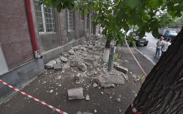 Обрушенное здание на улице Аршакуняц (16 июля 2018). Еревaн - Sputnik Армения