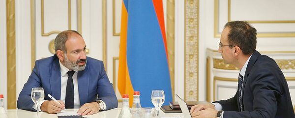 Премьер-министр Армении Никол Пашинян и министр здравоохранения Арсен Торосян на совещании по теме улучшения сферы здравоохранения (16 июля 2018). Еревaн - Sputnik Արմենիա
