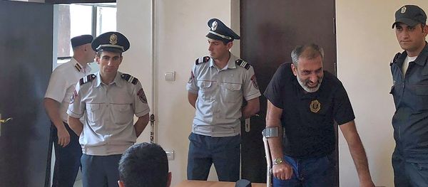 Арарата Хандояна освободили из зала заседания (16 июля 2018). Гюмри - Sputnik Արմենիա