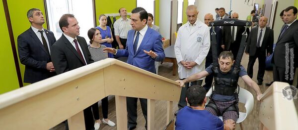 Министр обороны Армении Давид Тоноян посетил Реабилитационный центр Защитника Отечества (16 июля 2018). Еревaн - Sputnik Արմենիա