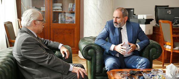 Премьер-министр Армении Никол Пашинян принял врио исполнительного директора Всеармянского фонда Айастан Петроса Терзикяна (16 июля 2018). Еревaн Премьер-министр Армении Никол Пашинян принял врио исполнительного директора Всеармянского фонда Айастан Петроса Терзикяна (16 июля 2018). Еревaн - Sputnik Армения