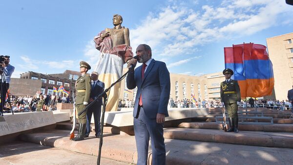 Премьер-министр Армении Никол Пашинян во время официального открытия памятника Араму Манукяну (17 июля 2018). Еревaн - Sputnik Արմենիա
