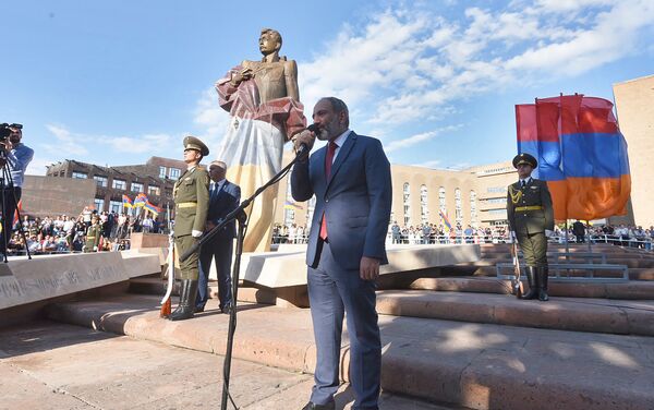 Երևանում բացվեց Արամ Մանուկյանի արձանը - Sputnik Արմենիա