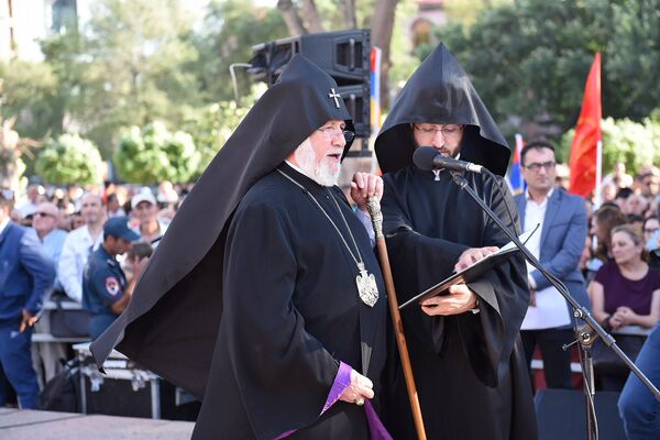 Католикос Гарегин II во время официального открытия памятника Араму Манукяну (17 июля 2018). Еревaн - Sputnik Армения