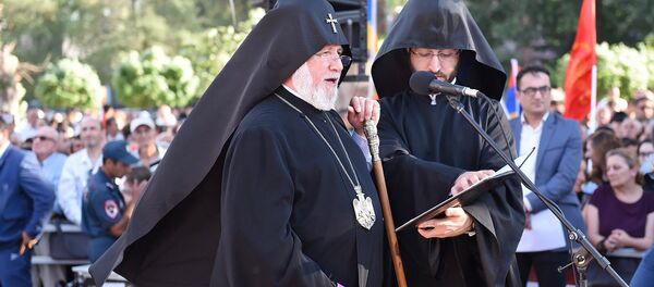 Католикос Гарегин II во время официального открытия памятника Араму Манукяну (17 июля 2018). Еревaн - Sputnik Արմենիա