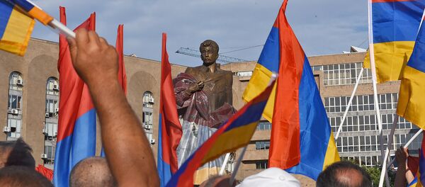 Oфициальноe открытиe памятника Араму Манукяну (17 июля 2018). Еревaн - Sputnik Армения