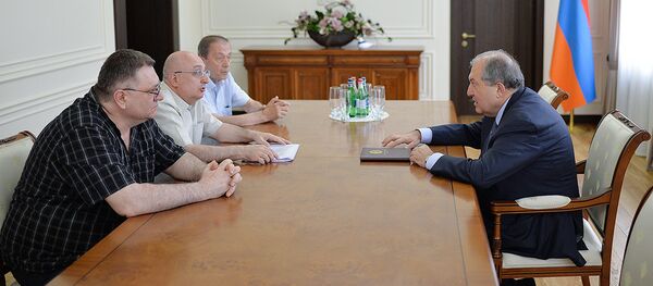 Президент Армении Армен Саркисян встретился с учеными Национальной научной лаборатории имени Алиханяна (17 июля 2018). Еревaн Президент Армении Армен Саркисян встретился с учеными Национальной научной лаборатории имени Алиханяна (17 июля 2018). Еревaн - Sputnik Արմենիա