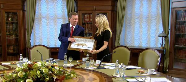 СПУТНИК_Хранителю самки леопарда Памеле Андерсон вручили фотопортрет ее крестницы СПУТНИК_Хранителю самки леопарда Памеле Андерсон вручили фотопортрет ее крестницы - Sputnik Армения