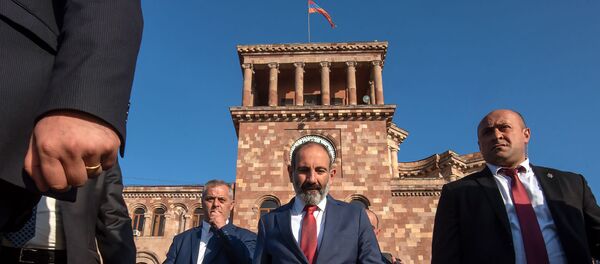 Прогулка премьер-министра Никола Пашиняна по городу после открытия памятника Араму Манукяну (17 июля 2018). Еревaн - Sputnik Армения