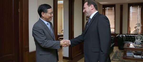 Министр обороны Армении Давид Тоноян встретился с чрезвычайным и полномочным послом Китайской Народной Республики в Армении Тянем Эрлуном (17 июля 2018). Еревaн - Sputnik Армения