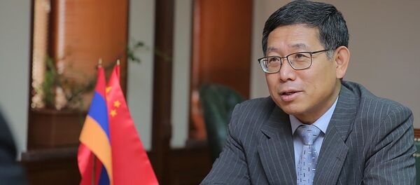 Чрезвычайный и полномочный посок Китайской Народной Республики в Армении Тянь Эрлун на встрече с министром обороны Армении Давидом Тонояном (17 июля 2018). Еревaн - Sputnik Армения