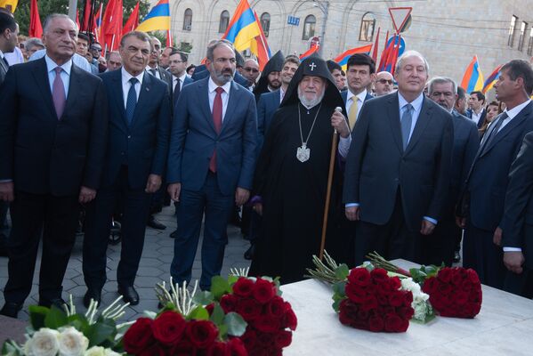Oфициальноe открытиe памятника Араму Манукяну (17 июля 2018). Еревaн - Sputnik Армения
