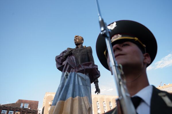 Արամ Մանուկյանի արձանի հանդիսավոր բացումը Երևանում - Sputnik Արմենիա