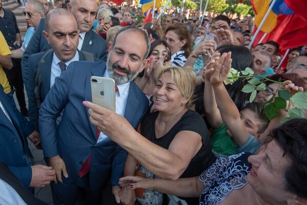 Премьер-министр Армении Никол Пашинян во время официального открытия памятника Араму Манукяну (17 июля 2018). Еревaн - Sputnik Армения