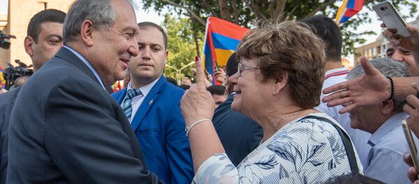 Президент Армении Армен Саркисян во время официального открытия памятника Араму Манукяну (17 июля 2018). Еревaн Президент Армении Армен Саркисян во время официального открытия памятника Араму Манукяну (17 июля 2018). Еревaн - Sputnik Արմենիա