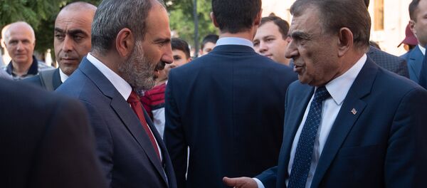 Беседса премьер-министра и спикера НС Армении Никола Пашиняна и Ара Баблояна во время официального открытия памятника Араму Манукяну (17 июля 2018). Еревaн Беседса премьер-министра и спикера НС Армении Никола Пашиняна и Ара Баблояна во время официального открытия памятника Араму Манукяну (17 июля 2018). Еревaн - Sputnik Արմենիա