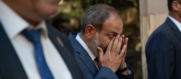 Прогулка премьер-министра Никола Пашиняна по городу после открытия памятника Араму Манукяну (17 июля 2018). Еревaн - Sputnik Армения