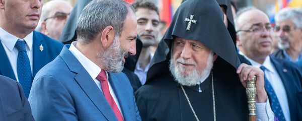 Премьер-министр Армении Никол Пашинян и католикос Гарегин II во время официального открытия памятника Араму Манукяну (17 июля 2018). Еревaн Премьер-министр Армении Никол Пашинян и католикос Гарегин II во время официального открытия памятника Араму Манукяну (17 июля 2018). Еревaн - Sputnik Армения