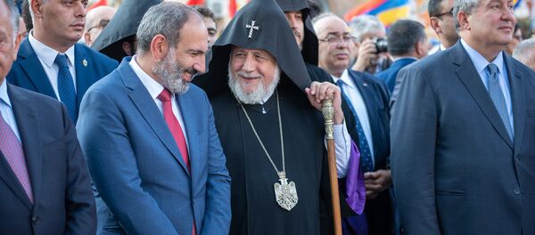 Премьер-министр Никол Пашинян, Католикос Гарегин II и Президент Армен Саркисян во время официального открытия памятника Араму Манукяну (17 июля 2018). Еревaн Премьер-министр Никол Пашинян, Католикос Гарегин II и Президент Армен Саркисян во время официального открытия памятника Араму Манукяну (17 июля 2018). Еревaн - Sputnik Արմենիա