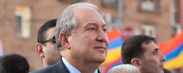 Президент Армении Армен Саркисян во время официального открытия памятника Араму Манукяну (17 июля 2018). Еревaн Президент Армении Армен Саркисян во время официального открытия памятника Араму Манукяну (17 июля 2018). Еревaн - Sputnik Армения