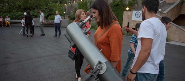 Президент Армении Армен Саркисян вместе с приглашенными в резиденцию детьми посмотрел на звездное небо (17 июл 2018). Еревaн - Sputnik Армения