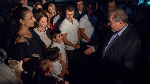 Президент Армении Армен Саркисян вместе с приглашенными в резиденцию детьми посмотрел на звездное небо (17 июл 2018). Еревaн - Sputnik Армения