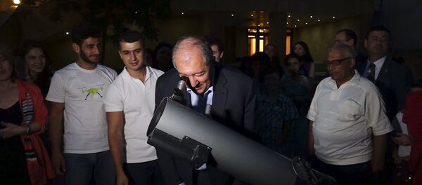 Президент Армении Армен Саркисян вместе с приглашенными в резиденцию детьми посмотрел на звездное небо - Sputnik Армения