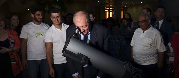 ՀՀ նախագահ Արմեն Սարգսյանը նստավայր հրավիրված երեխաների հետ աստղազարդ երկինքն է դիտել ՀՀ նախագահ Արմեն Սարգսյանը նստավայր հրավիրված երեխաների հետ աստղազարդ երկինքն է դիտել - Sputnik Արմենիա