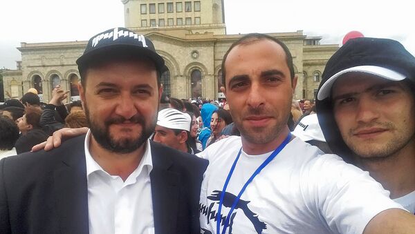 Араик Арутюнян, Арташес Джилавян и Нарек Гахраманян во время митинга на площади Республики (8 мая 2018). Еревaн - Sputnik Армения