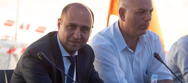 Заместитель министра транспорта, связи и ИТ Баграт Бадалян на презентации строительных работ автотрассы Север-Юг (18 июля 2018). Арагацотн Заместитель министра транспорта, связи и ИТ Баграт Бадалян на презентации строительных работ автотрассы Север-Юг (18 июля 2018). Арагацотн - Sputnik Армения