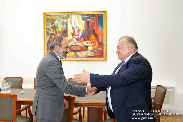 Премьер-министр Армении Никол Пашинян встретился с Шаваршем Карапетяном (18 июля 2018). Еревaн - Sputnik Армения