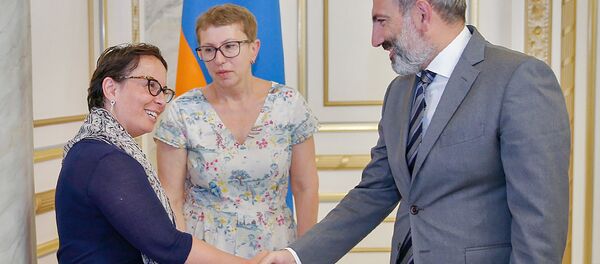 Премьер-министр Армении Никол Пашинян принял экспертов Международного центра переходной юстиции и Фонда Открытого общества (18 июля 2018). Еревaн Премьер-министр Армении Никол Пашинян принял экспертов Международного центра переходной юстиции и Фонда Открытого общества (18 июля 2018). Еревaн - Sputnik Արմենիա