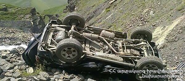 Перевернутый автомобиль в Грузии Перевернутый автомобиль в Грузии - Sputnik Արմենիա