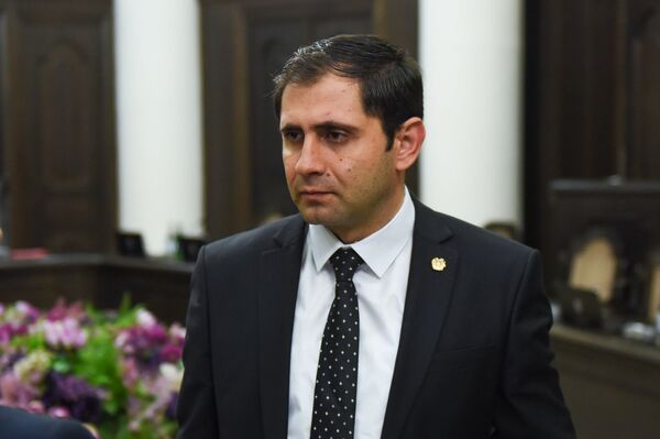 Министр территориального управления и развития Сурен Папикян перед заседанием правительства (19 июля 2018). Еревaн - Sputnik Армения