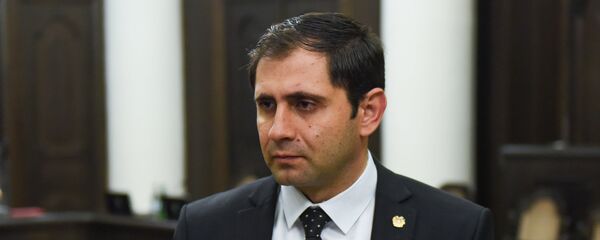 Министр территориального управления и развития Сурен Папикян перед заседанием правительства (19 июля 2018). Еревaн Министр территориального управления и развития Сурен Папикян перед заседанием правительства (19 июля 2018). Еревaн - Sputnik Армения