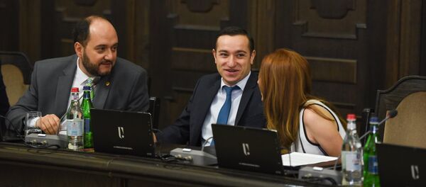 Министры образования и науки Араик Арутюнян, диаспоры Мхитар Айрапетян и культуры Лилит Макунц на заседании правительства Армении (19 июля 2018). Еревaн Министры образования и науки Араик Арутюнян, диаспоры Мхитар Айрапетян и культуры Лилит Макунц на заседании правительства Армении (19 июля 2018). Еревaн - Sputnik Արմենիա