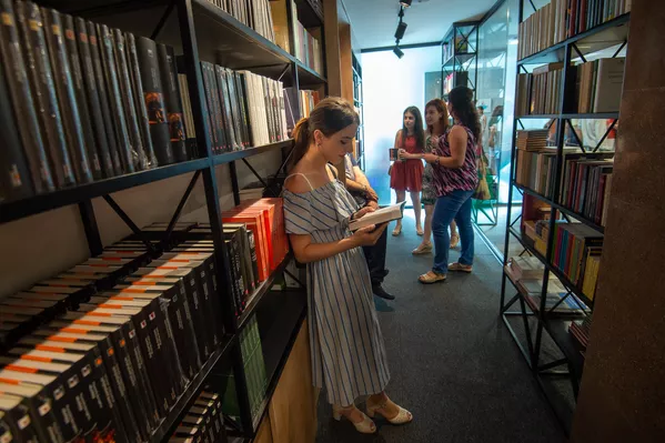 Открытие книжного магазина Зангак в центре города (19 июля 2018). Еревaн Открытие книжного магазина Зангак в центре города (19 июля 2018). Еревaн - Sputnik Армения
